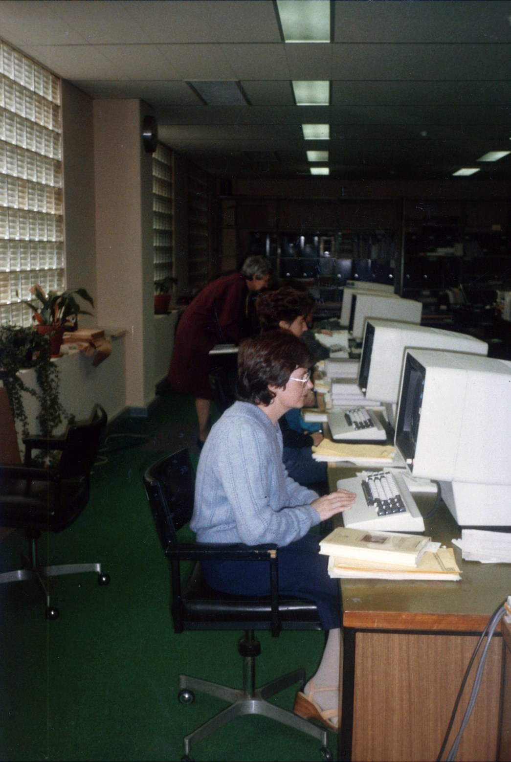 SCIS cataloguer Mavis Heffernan inputting the first automated catalogue record.